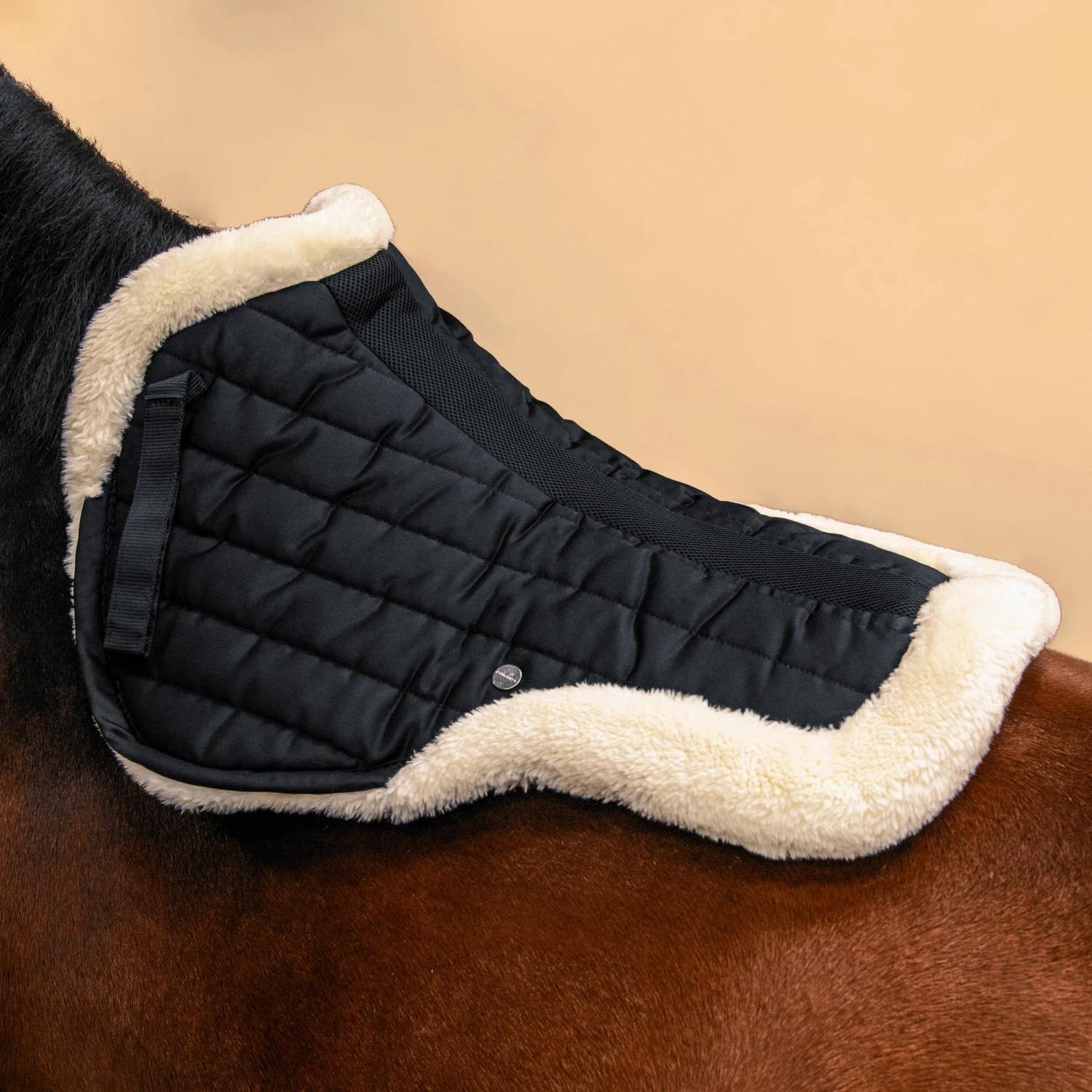 Synthetic Sheepskin Saddle Pad 900 3 Synthetic Sheepskin Saddle Pad 900 - Image 3