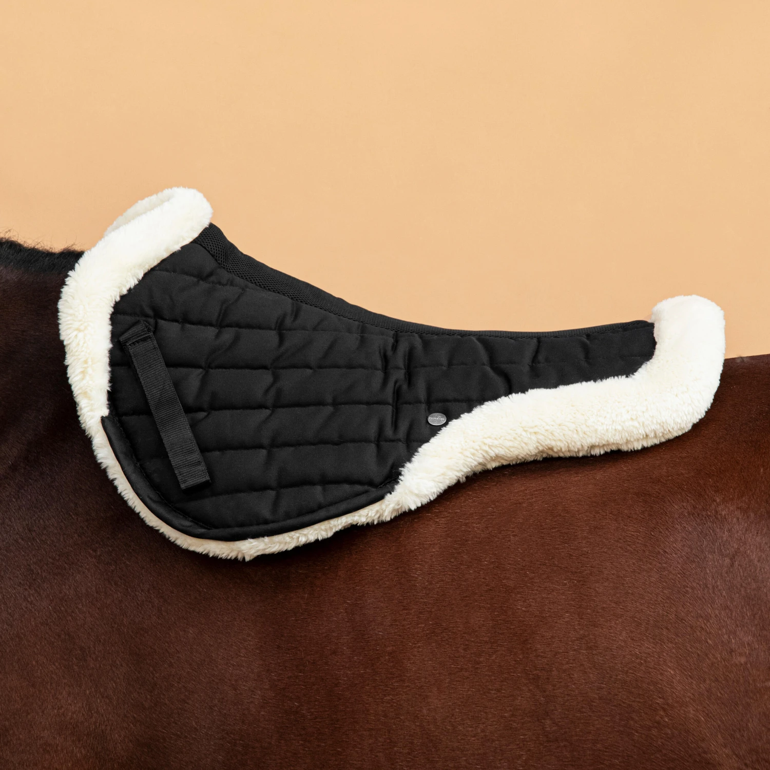 Synthetic Sheepskin Saddle Pad 900 2 Synthetic Sheepskin Saddle Pad 900 - Image 2