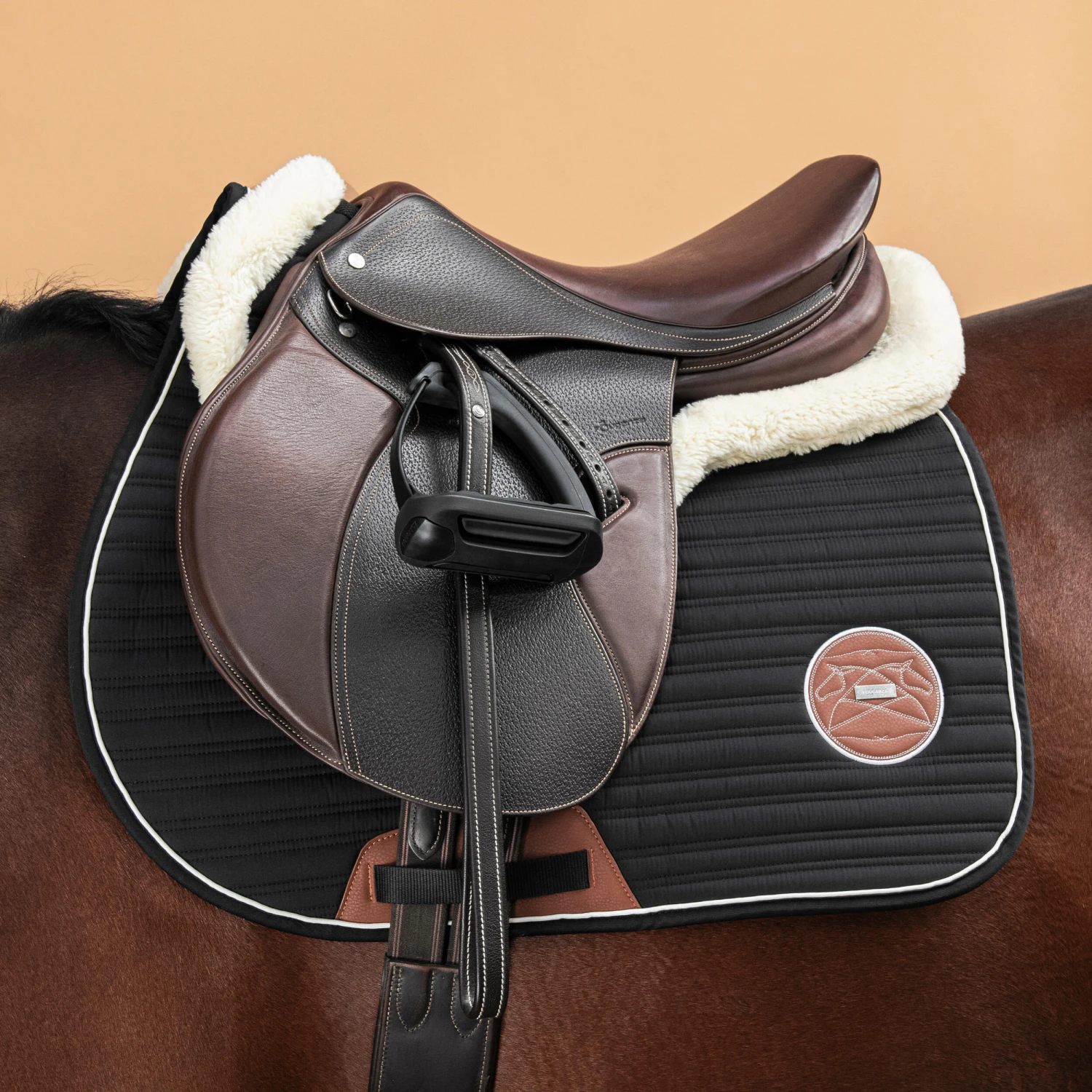 Synthetic Sheepskin Saddle Pad 900 5 Synthetic Sheepskin Saddle Pad 900 - Image 5